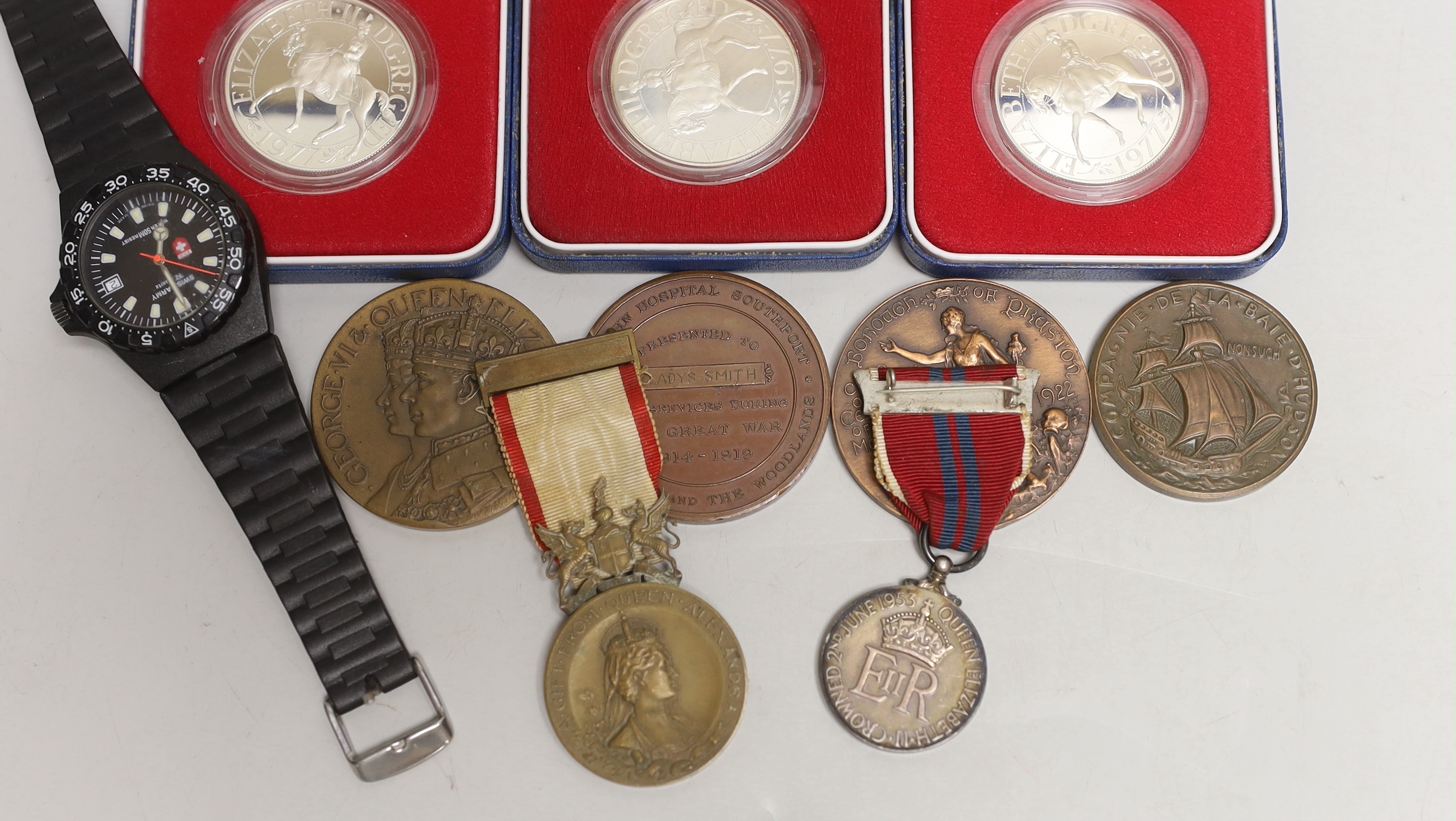 Three cased proof silver 1977 crowns, and various commemorative medals